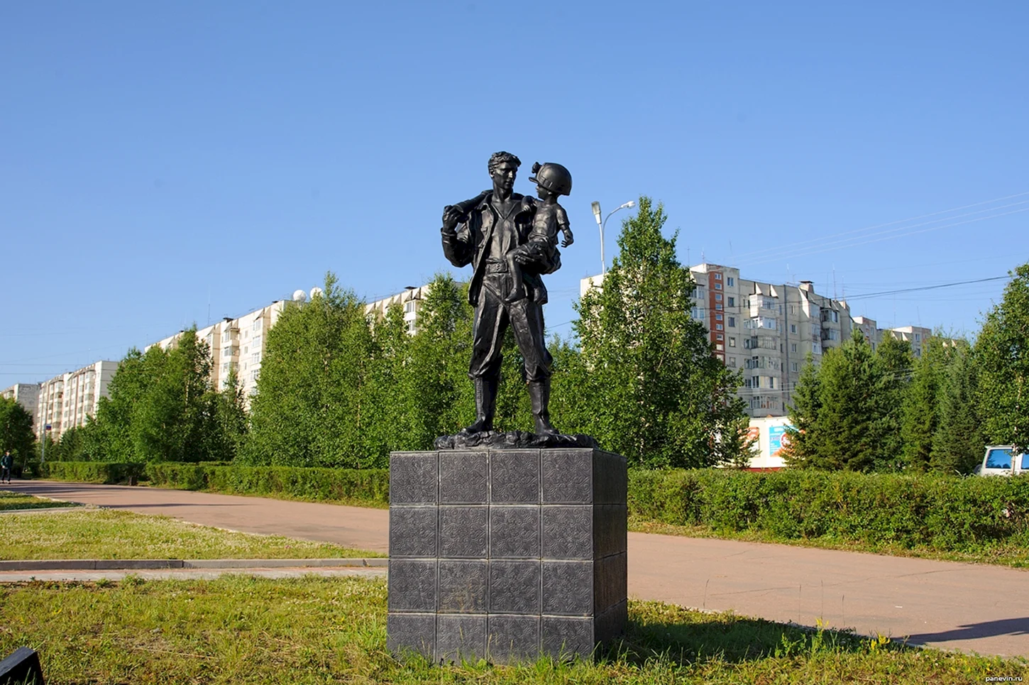 Памятник рудознатец Нерюнгри