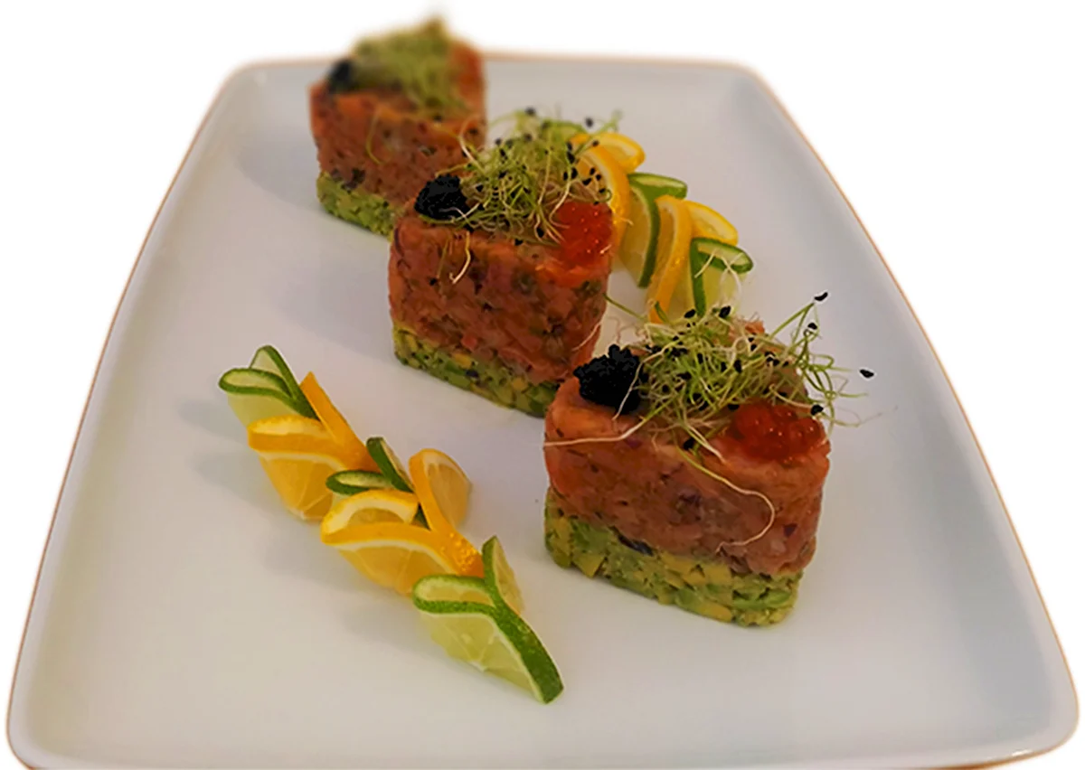 Паштет Salmon tartare. Тартар лосось ресторанная подача. Украшение блюд в ресторане. Холодные закуски ресторанная подача.