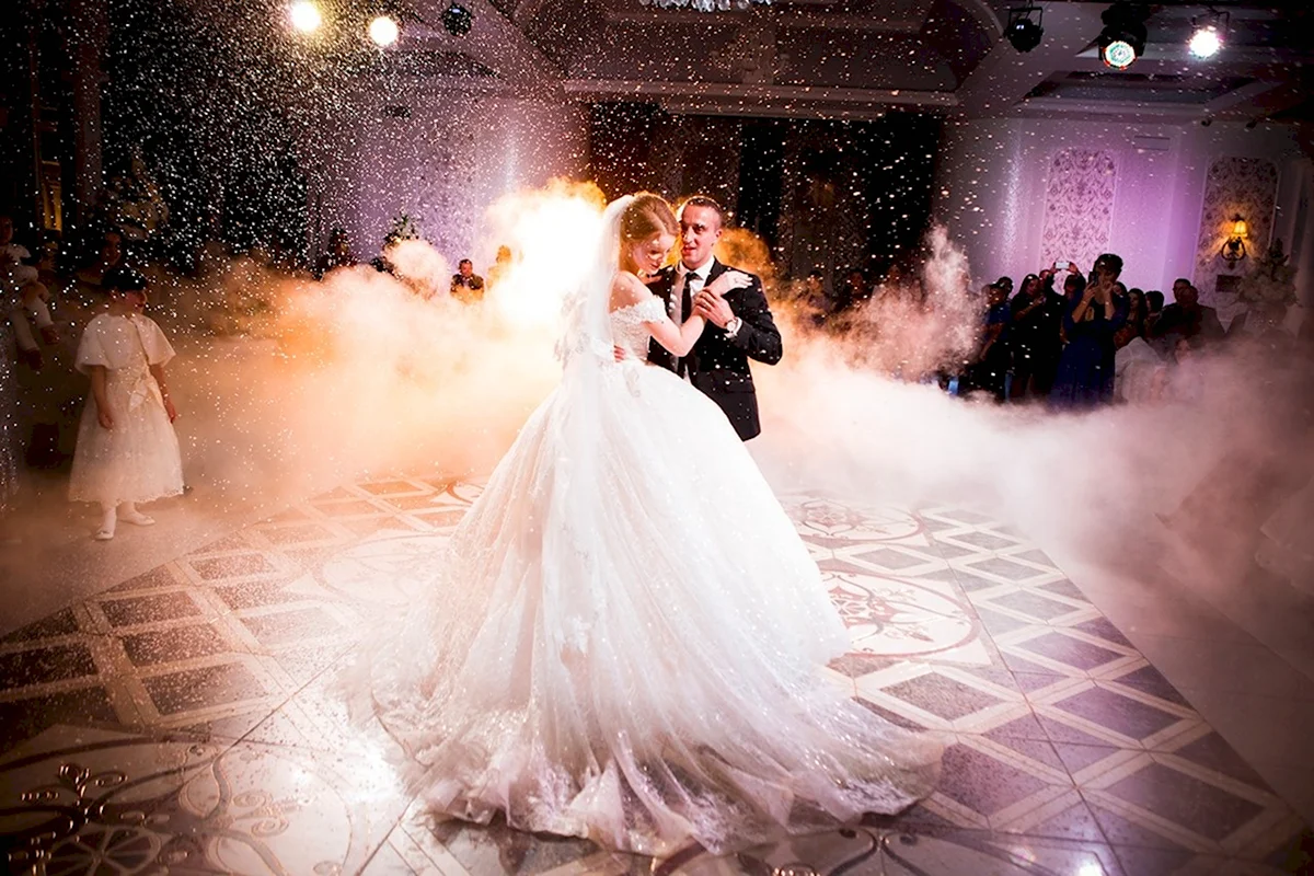 Первый танец молодых на свадьбе
