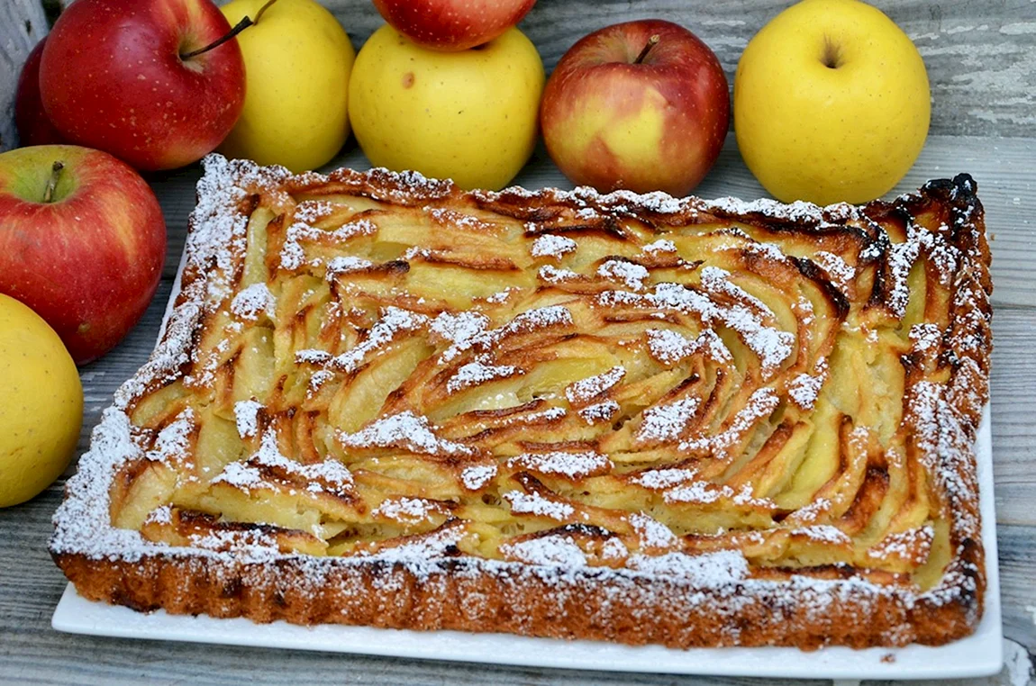 Шарлотка в духовке с корицей и яблоками. Apple pie (яблочный пирог). Пирог с яблоками прямоугольный. Шарлотка с яблоками. Украшение пирога с яблоками.