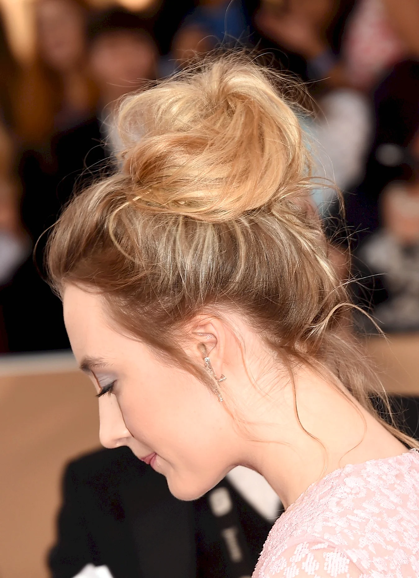 Прическа messy bun