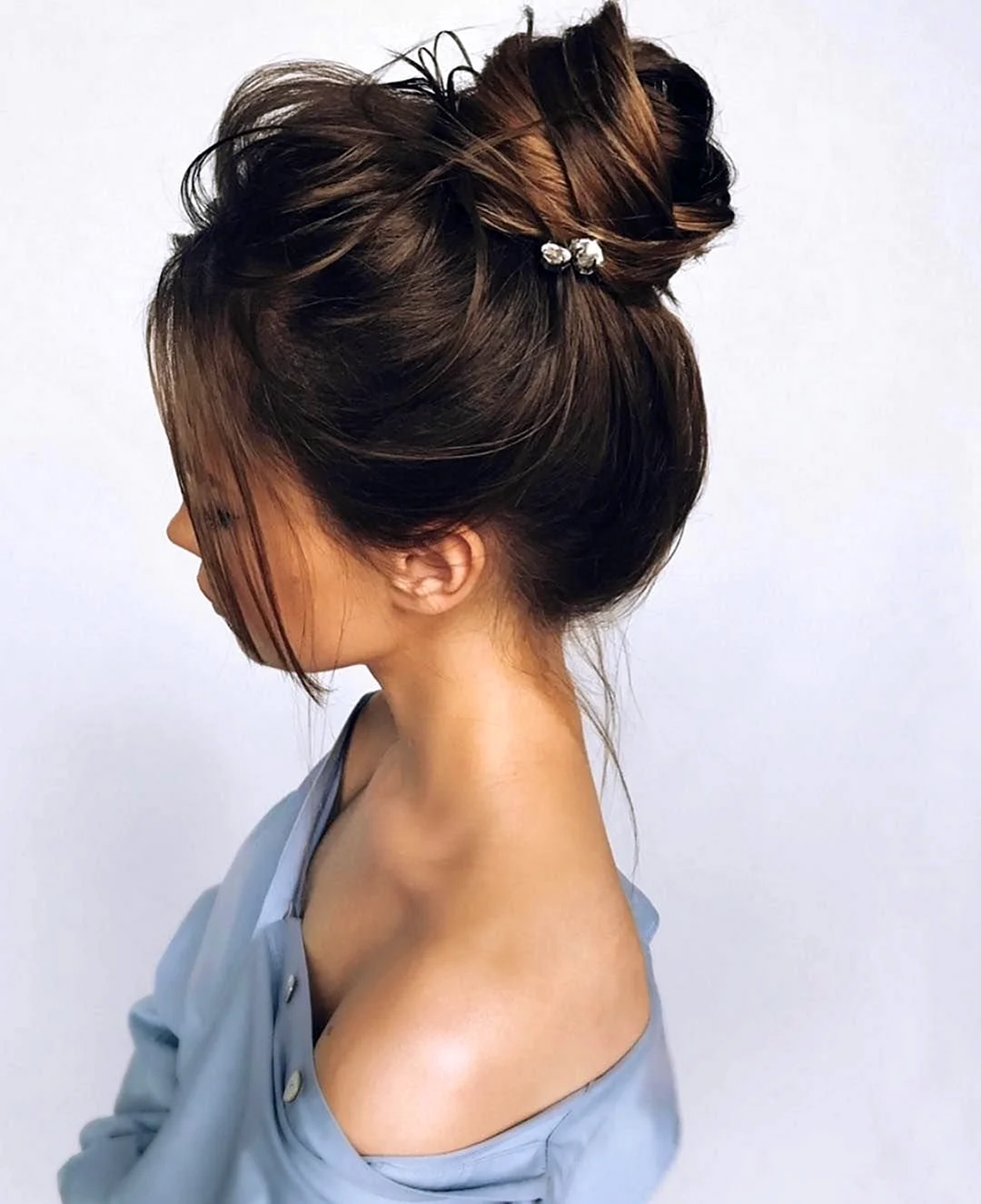 Собранный хвост прическа. Прическа messy bun. Прически с гулькой на средние волосы. Прическа небрежный пучок.