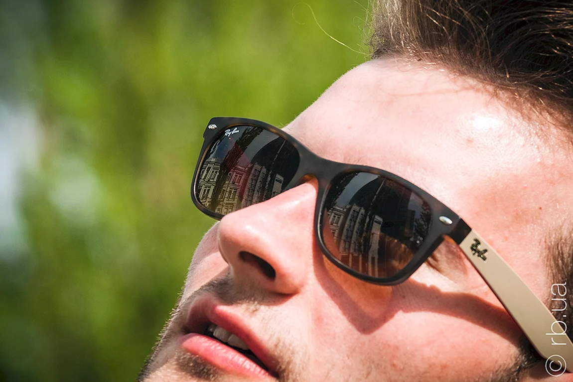 Человек в солнечных очках