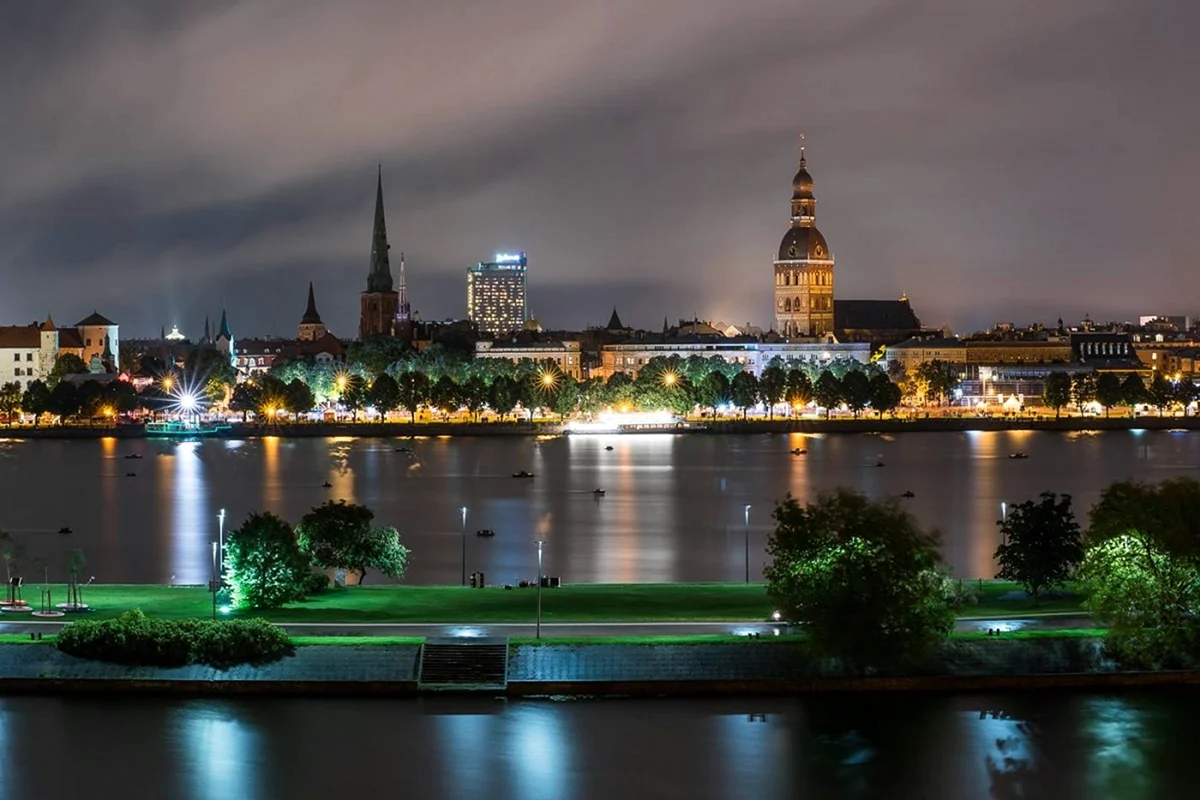 Столица города латвия. Латвия Рига. Рига столица. Рига (город). Рига набережная ночью.