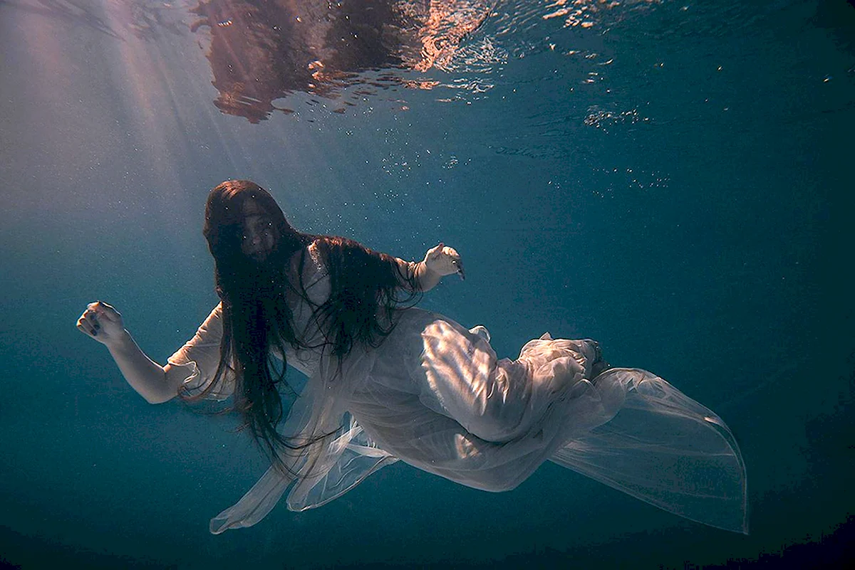 Сирена заходи в воду. Подводная фотосессия. Девушка в воде. Русалка под водой. Девушка под водой.