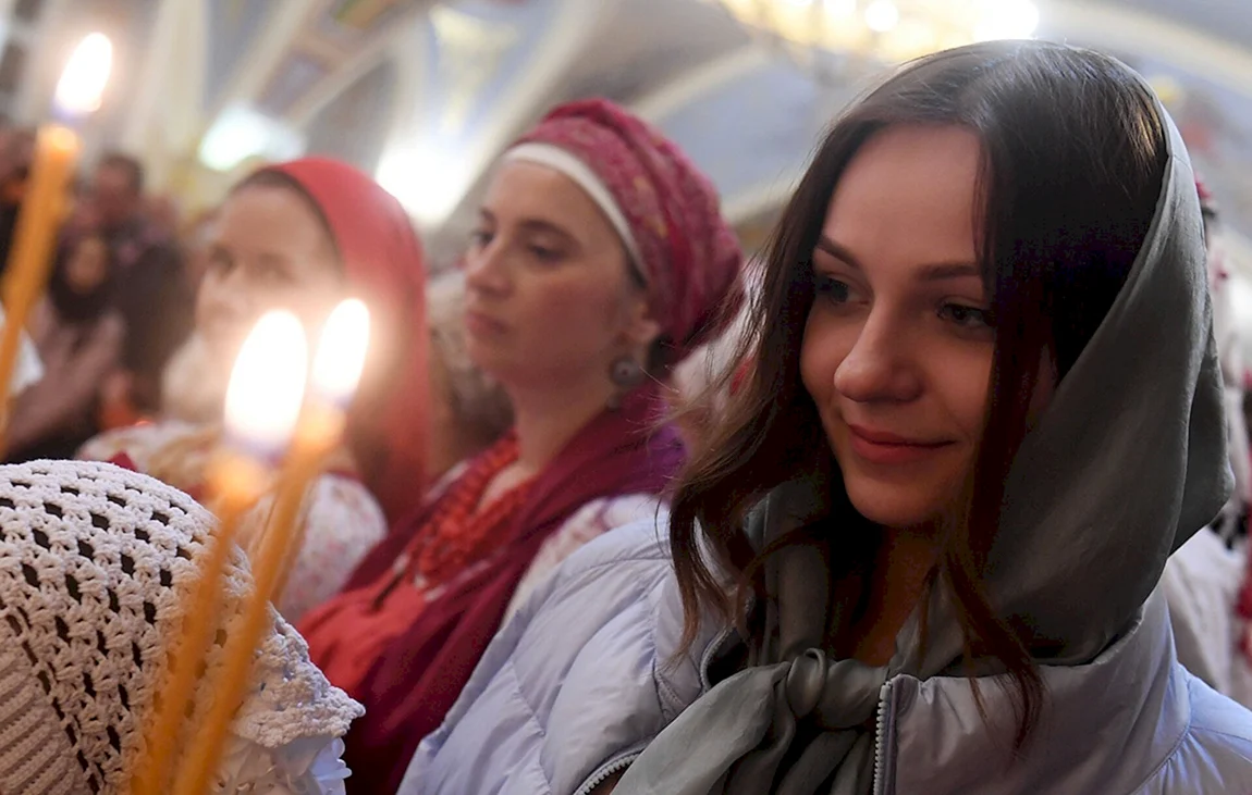 Church girl. Православная женщина. Православная женщина в храме. Православная девушка в храме. Красивая женщина в церкви.