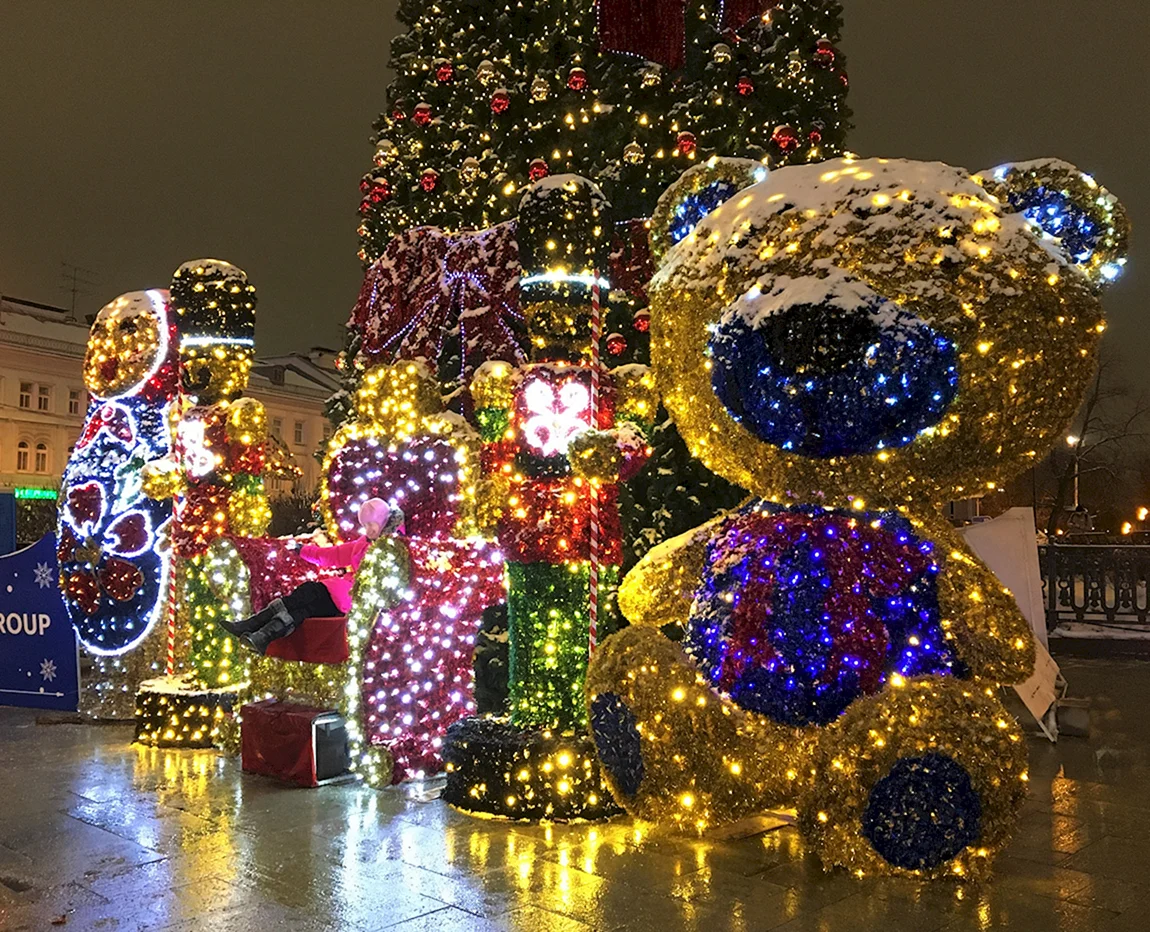 Самые красивые новогодние украшения в Москве