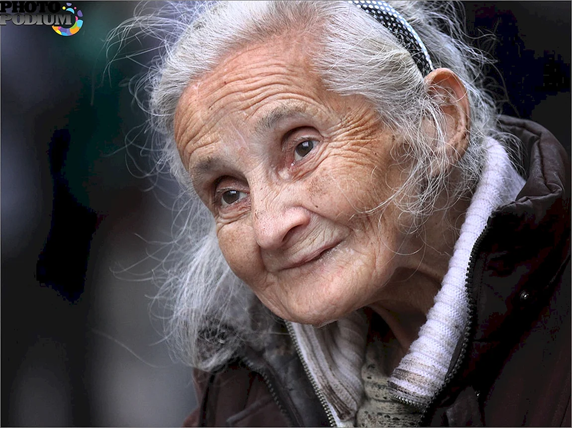 Седая бабушка