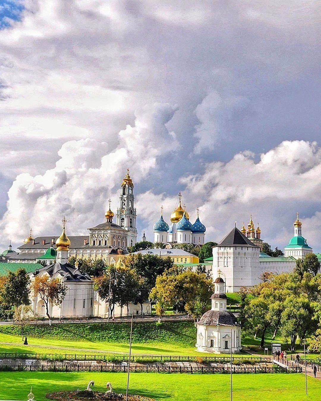 Города подмосковья для путешествий. Лавра Сергиев Посад. Сергиев Посад Кремль.