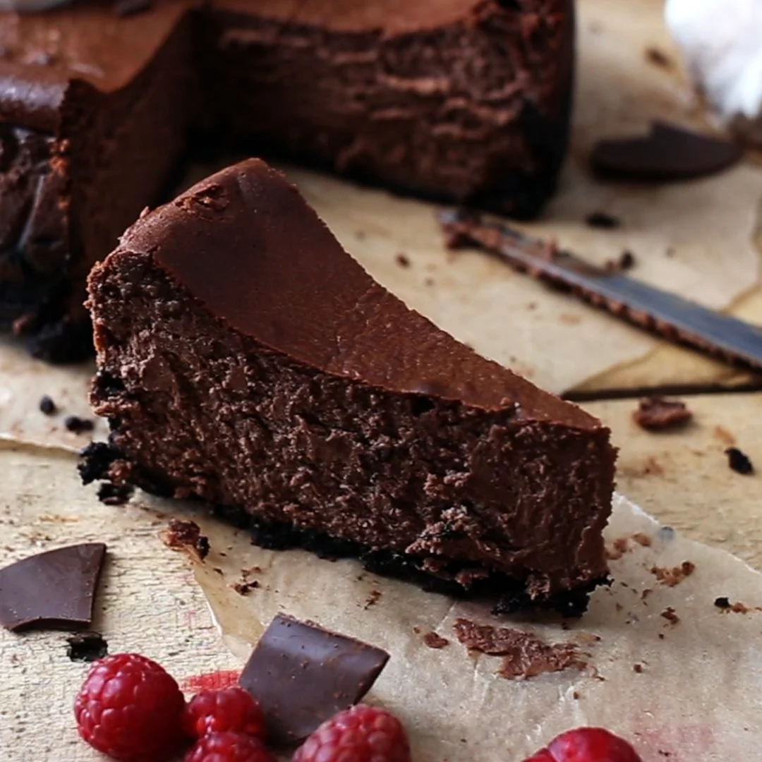 Chocolate cheesecake. Чизкейк с шоколадом. Шоколадный чизкейк с выпечкой. Чизкейк шоколадный классический. Низкокалорийный шоколадный чизкейк.