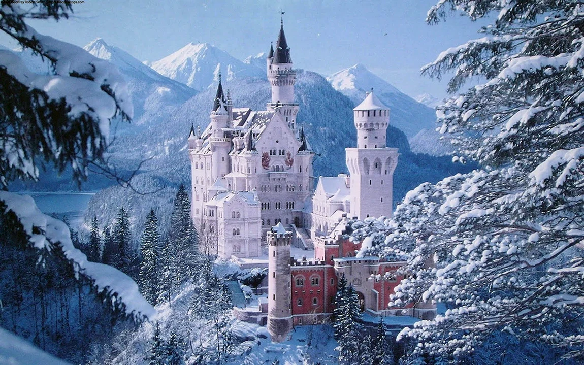 Красивый замок зимой