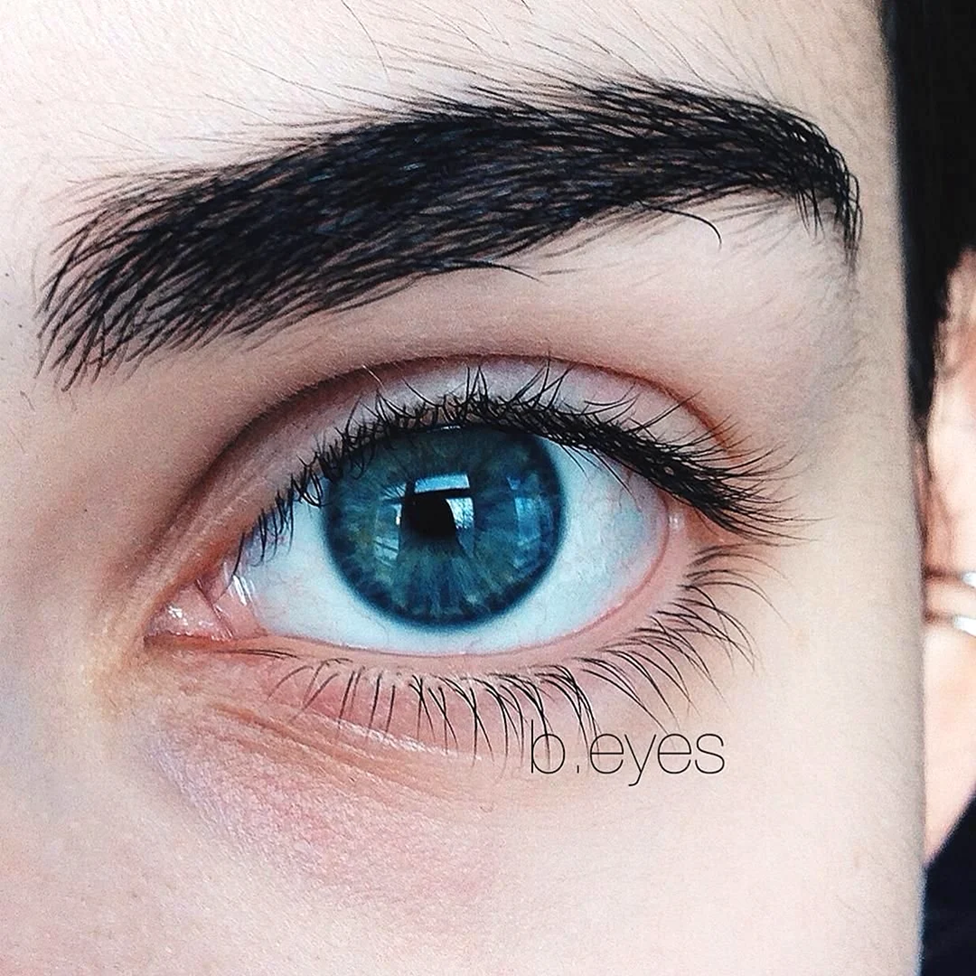 Темно голубые глаза