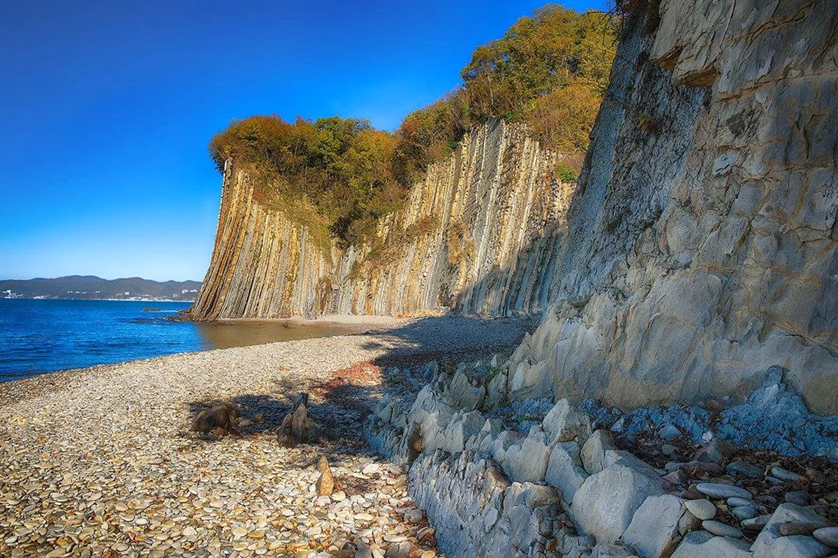 Агой краснодарский край пляж фото. Скала Киселева Туапсе. Пляж у скалы Киселева Туапсе. Агой скала Киселева.