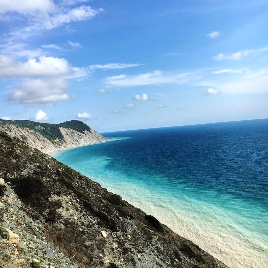 Юга Анапа чёрное море. Скалистый берег Анапа. Анапа Скалистый пляж. Берег черного моря Анапа.