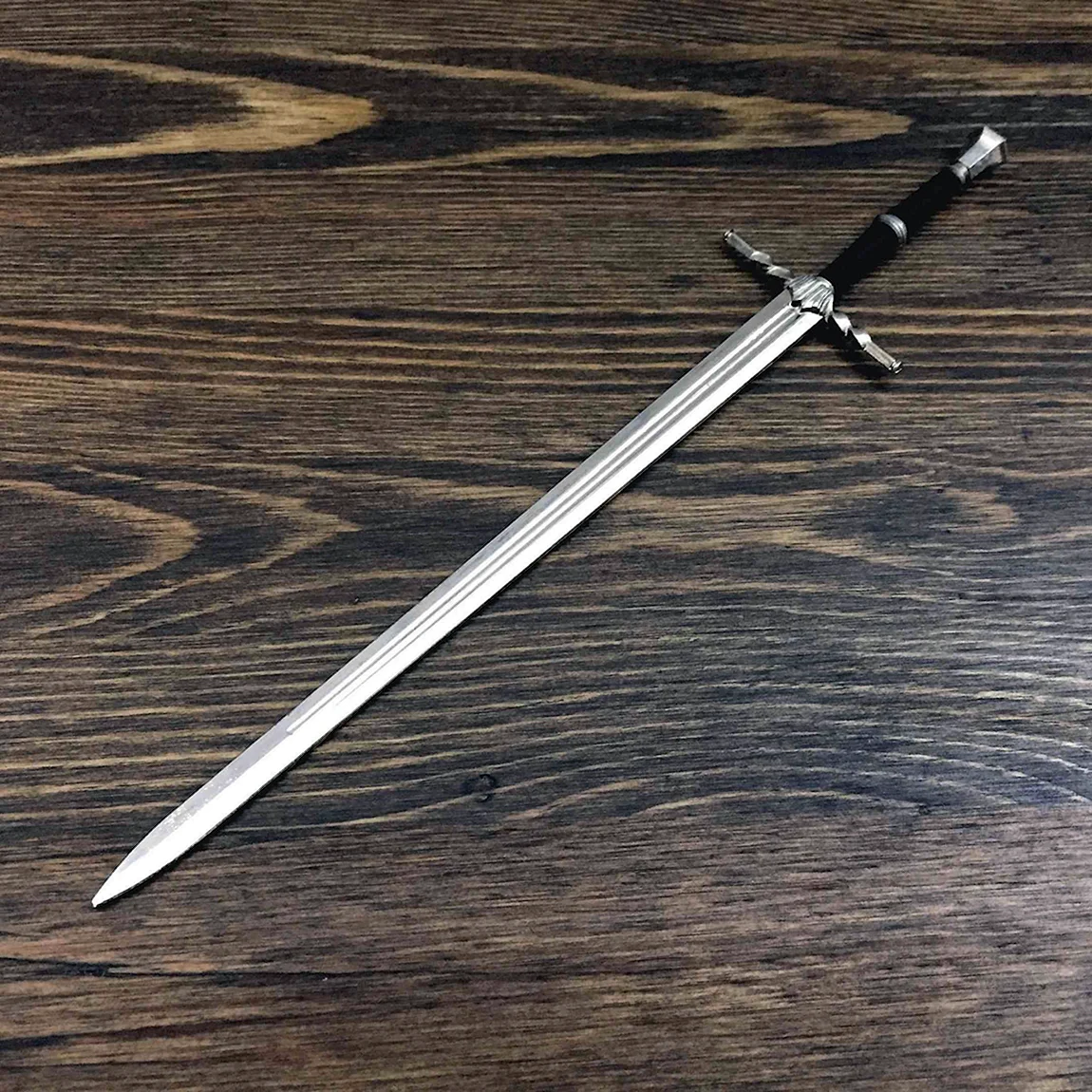 Стальной красивый меч