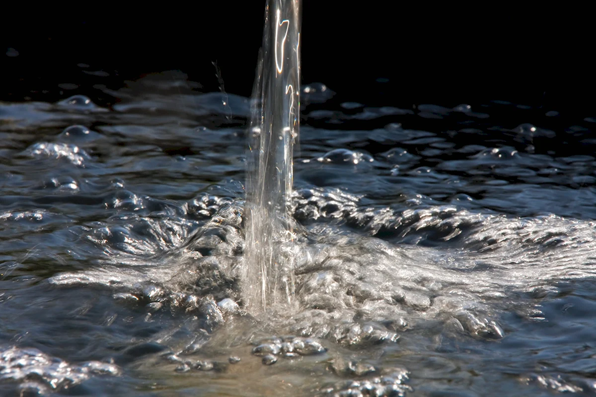 Ружу воду. Вода льется.