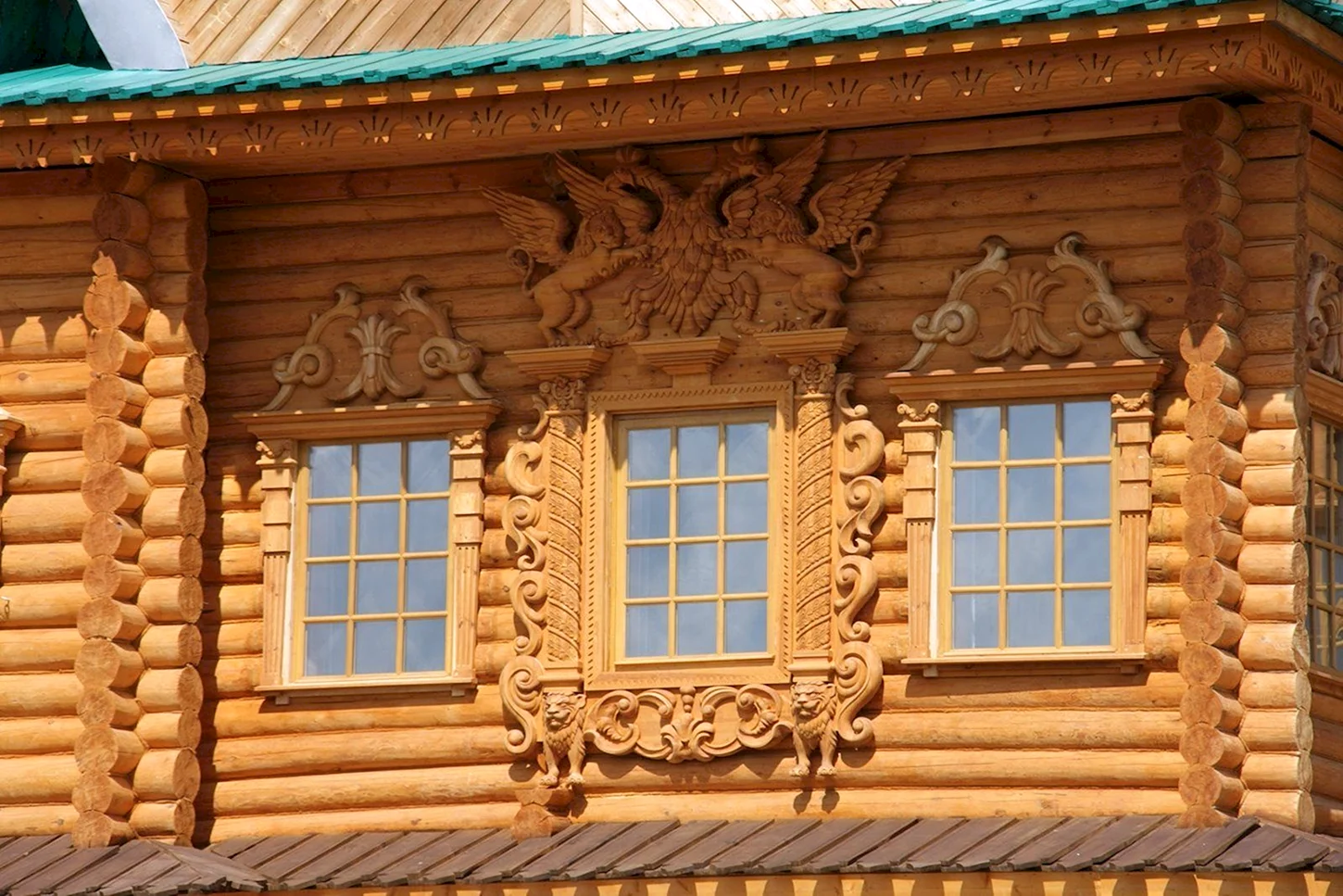 Дом украшенный деревянной резьбой
