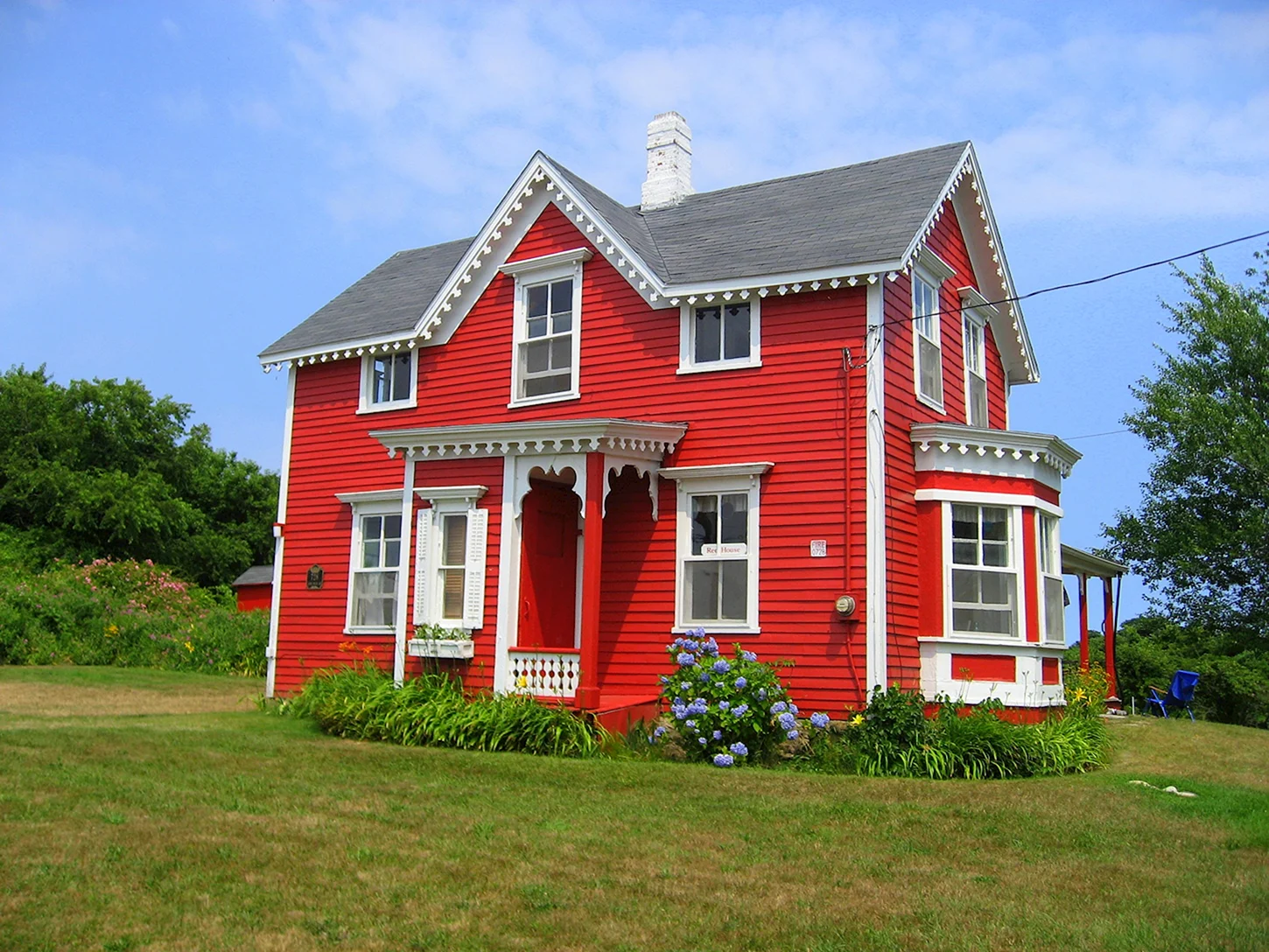 Большой красивый красный дом
