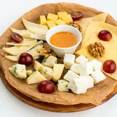 Красиво сыр на тарелке