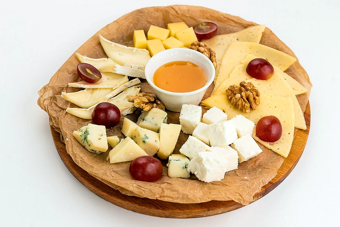 Красиво сыр на тарелке