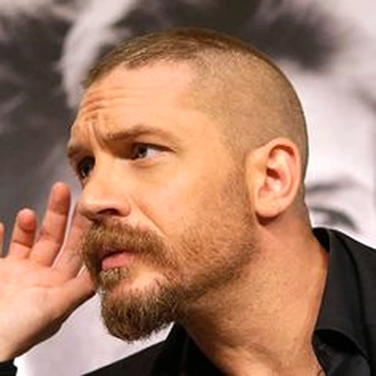 Щетина на голове. Том Харди лысый с бородой. Tom Hardy Beard 2021. Эспаньолка борода том Харди. Том Харди ирокез.