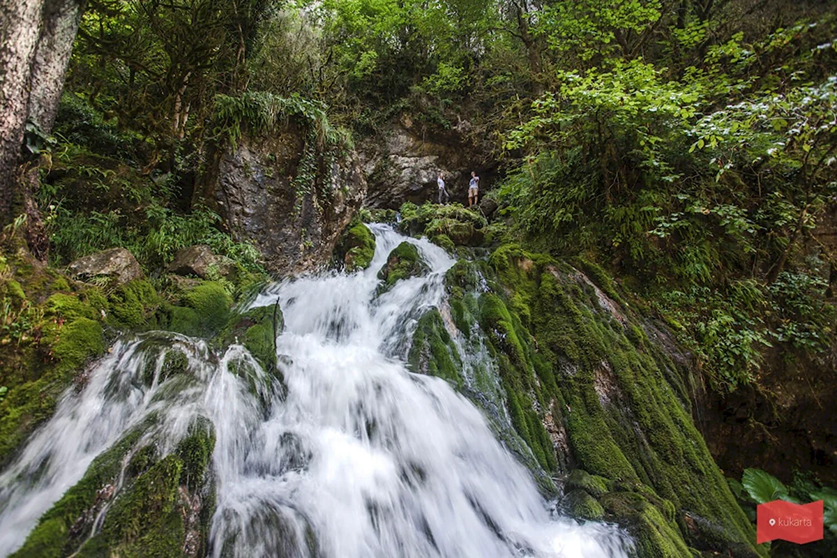 Курджипские водопады. Водопад Исиченко Мезмай. Курджипское ущелье - водопад Исиченко. Чинарев водопад Мезмай. Пещера Исиченко Мезмай.