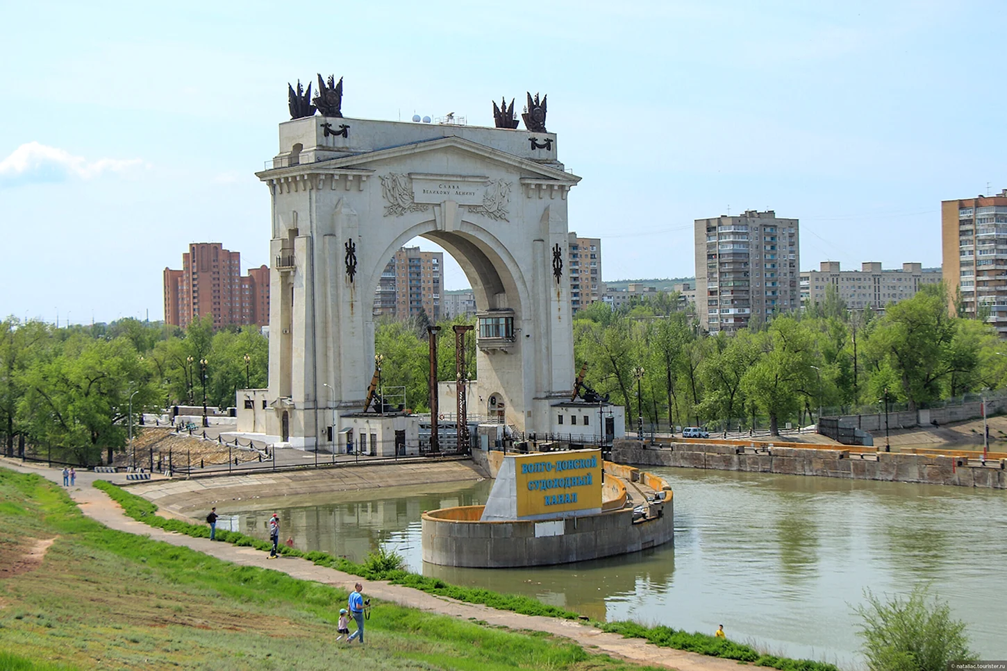 Места волгоград красноармейский. Арка Волго-Донского канала Волгоград.