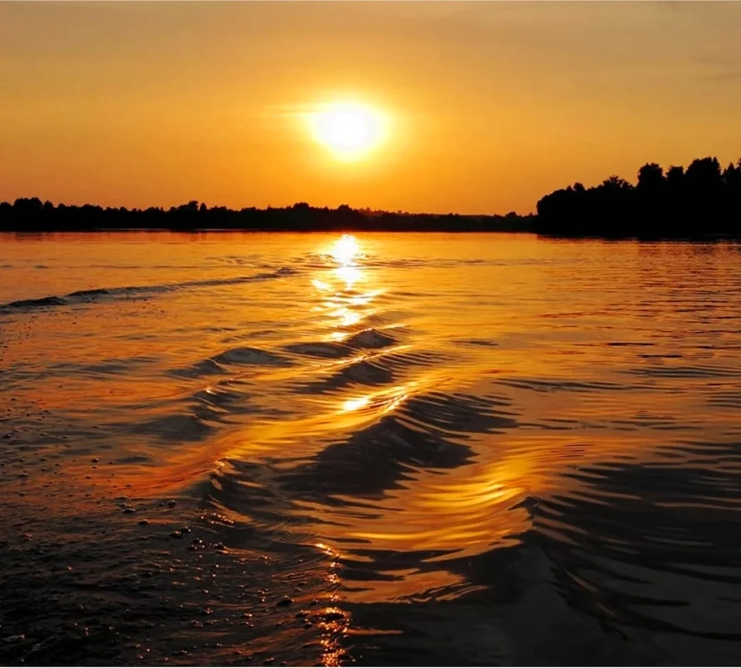 Вечерняя вода. Закат над водой. Рассвет на воде. Закат на реке. Отражение солнца в воде.