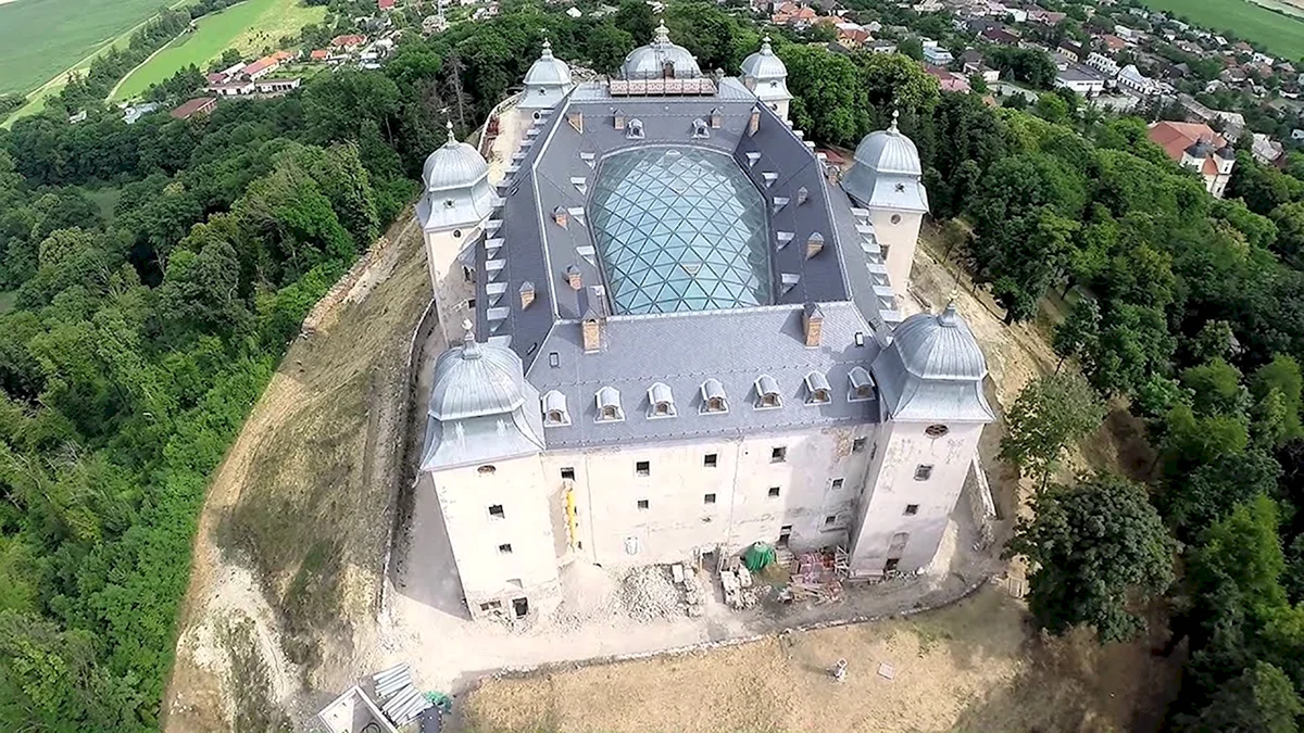 Замок аминь. Замок Эренберг. Замок Фосдиново. Замок исполинов в Чехии. Замок гёдёллё Венгрия купол.