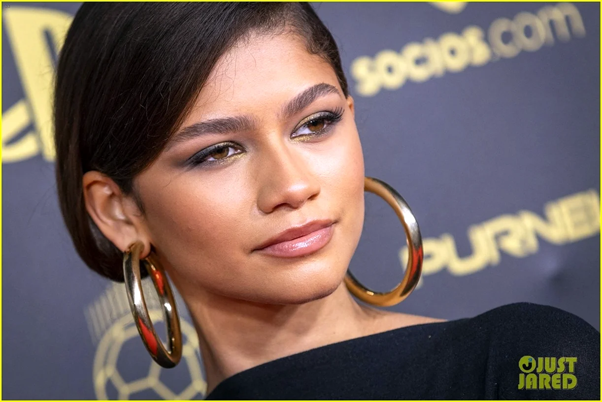 Зендая и хэтэуэй. Zendaya. Зендая человек паук. Зендая в очках.