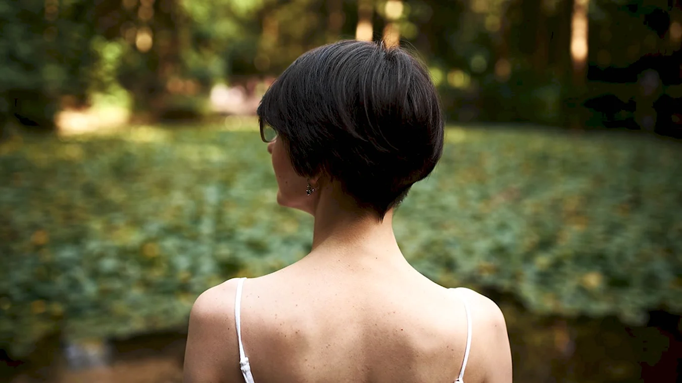Идеи для срисовки женщины красивые со спины с короткой стрижкой (90 фото)