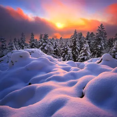 Красивые сугробы снега